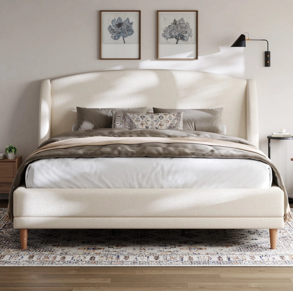Letto matrimoniale 140×190 cm in tessuto bouclé con testiera a orecchie e sommier a doghe, piedi in legno di hevea, bianco avorio