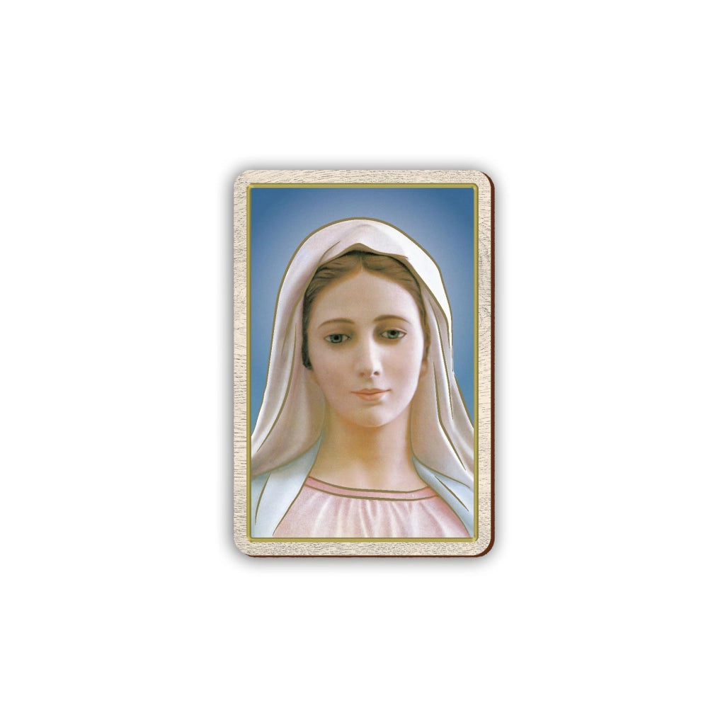 Magnete raffigurante la Madonna di Medjugorje, in MDF, color oro caldo, dimensioni 6x9 cm