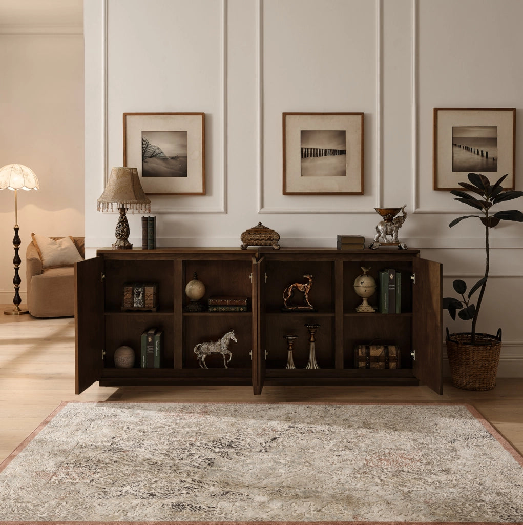 Credenza marrone con ante scanalate a V in legno massello e MDF