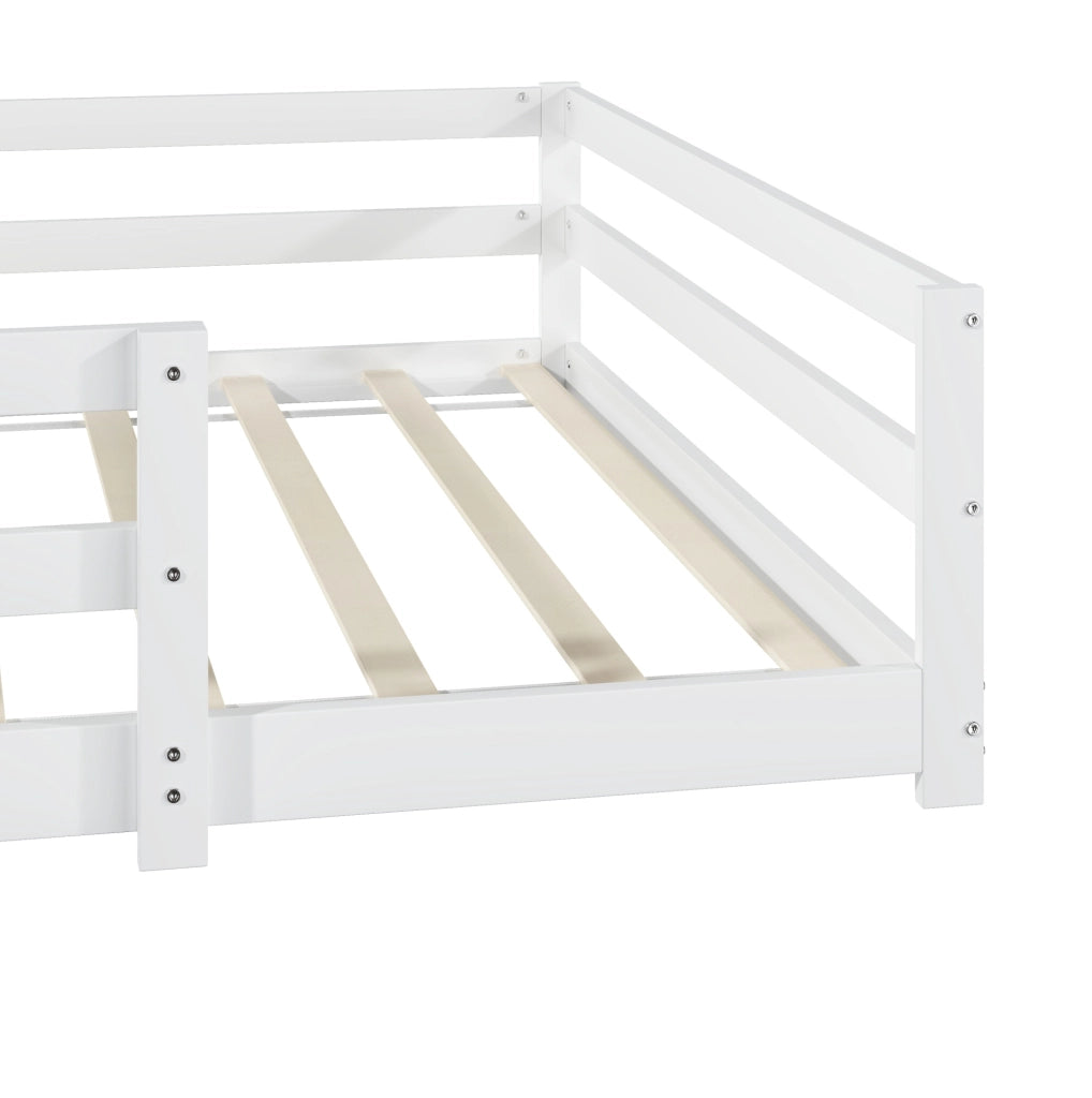 Letto Montessori a pavimento in legno massello di pino 140x200 cm bianco con sponde su 4 lati