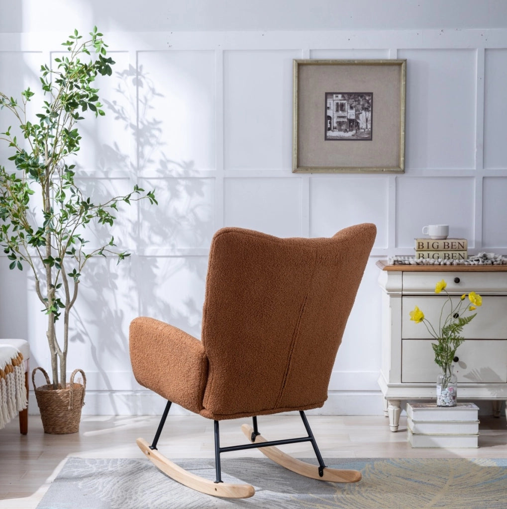 Sedia a dondolo in tessuto teddy marrone con base in legno