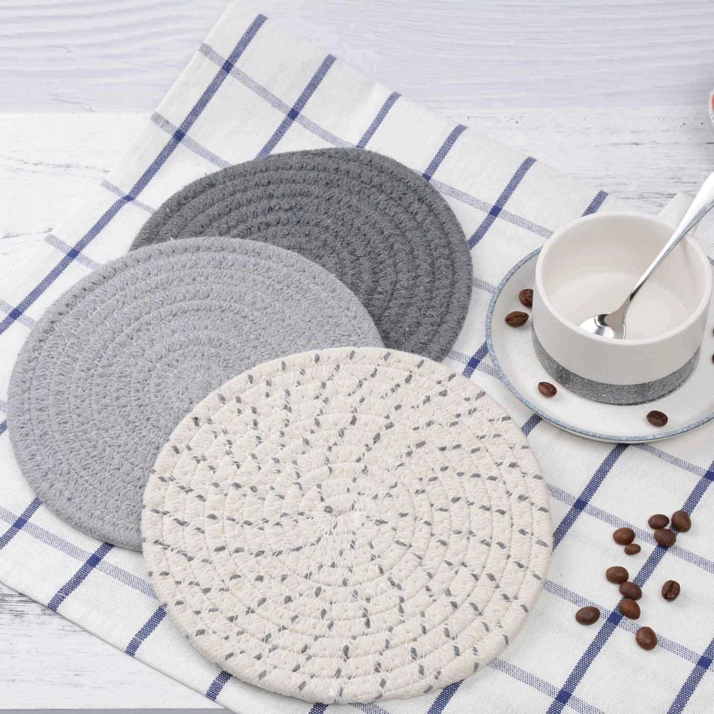 Set di 3 sottobicchieri intrecciati in filato di cotone, color grigio, diametro 17,8 cm