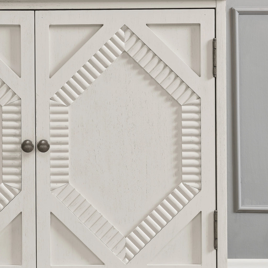 Credenza bianco antico con ripiano regolabile e dettagli geometrici