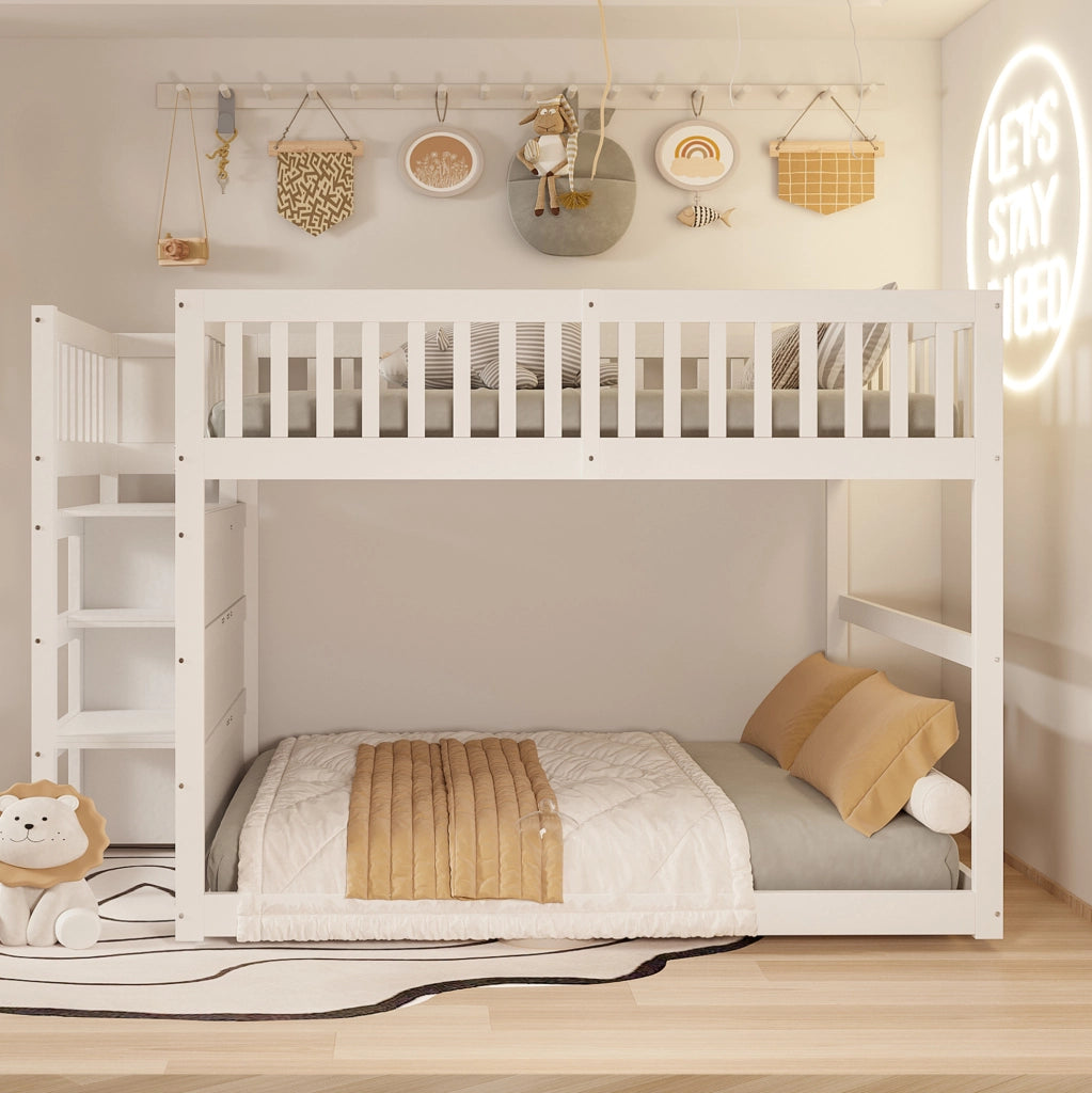 Letto a castello basso 140x200 cm in legno bianco con scaletta sicura e spazio contenitore