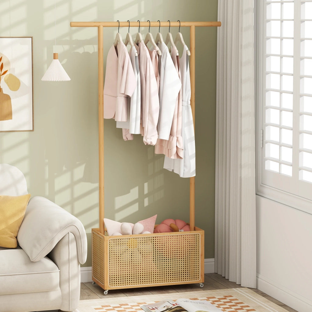 Stand appendiabiti in bambù naturale con cesto in rattan PE 60L e 4 ruote carrello guardaroba salvaspazio robusto per casa