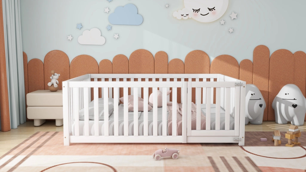 Letto per bambini a pavimento 140 × 200 cm con recinto e porta in legno bianco senza rete a doghe