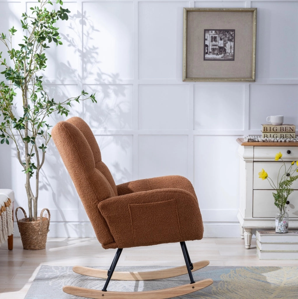Sedia a dondolo in tessuto teddy marrone con base in legno