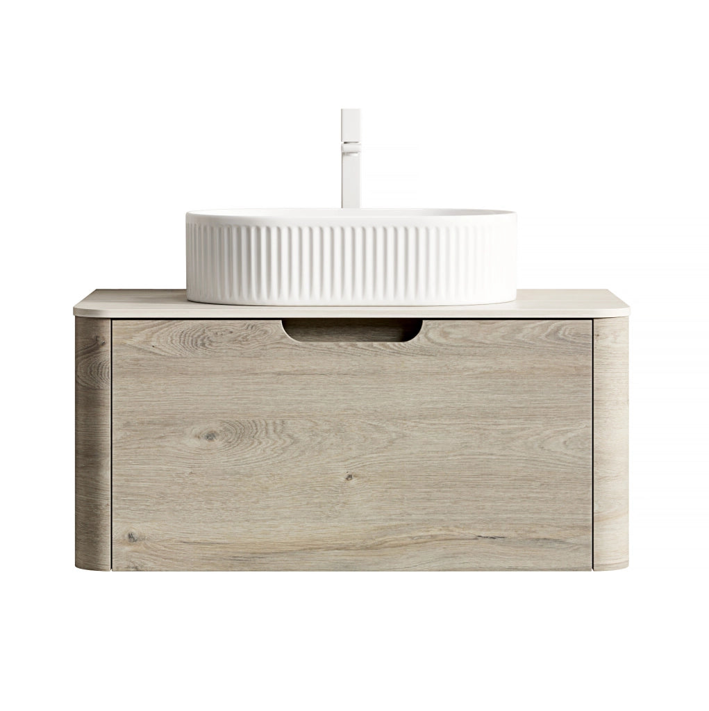 Mobile bagno sospeso 80 cm con lavabo ovale bianco, top in travertino sinterizzato e mobile in multistrato rovere crema