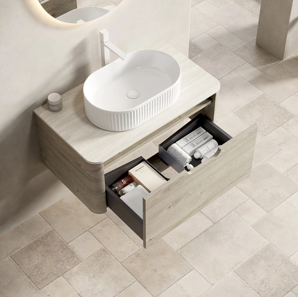 Mobile bagno sospeso 80 cm con lavabo ovale bianco, top in travertino sinterizzato e mobile in multistrato rovere crema