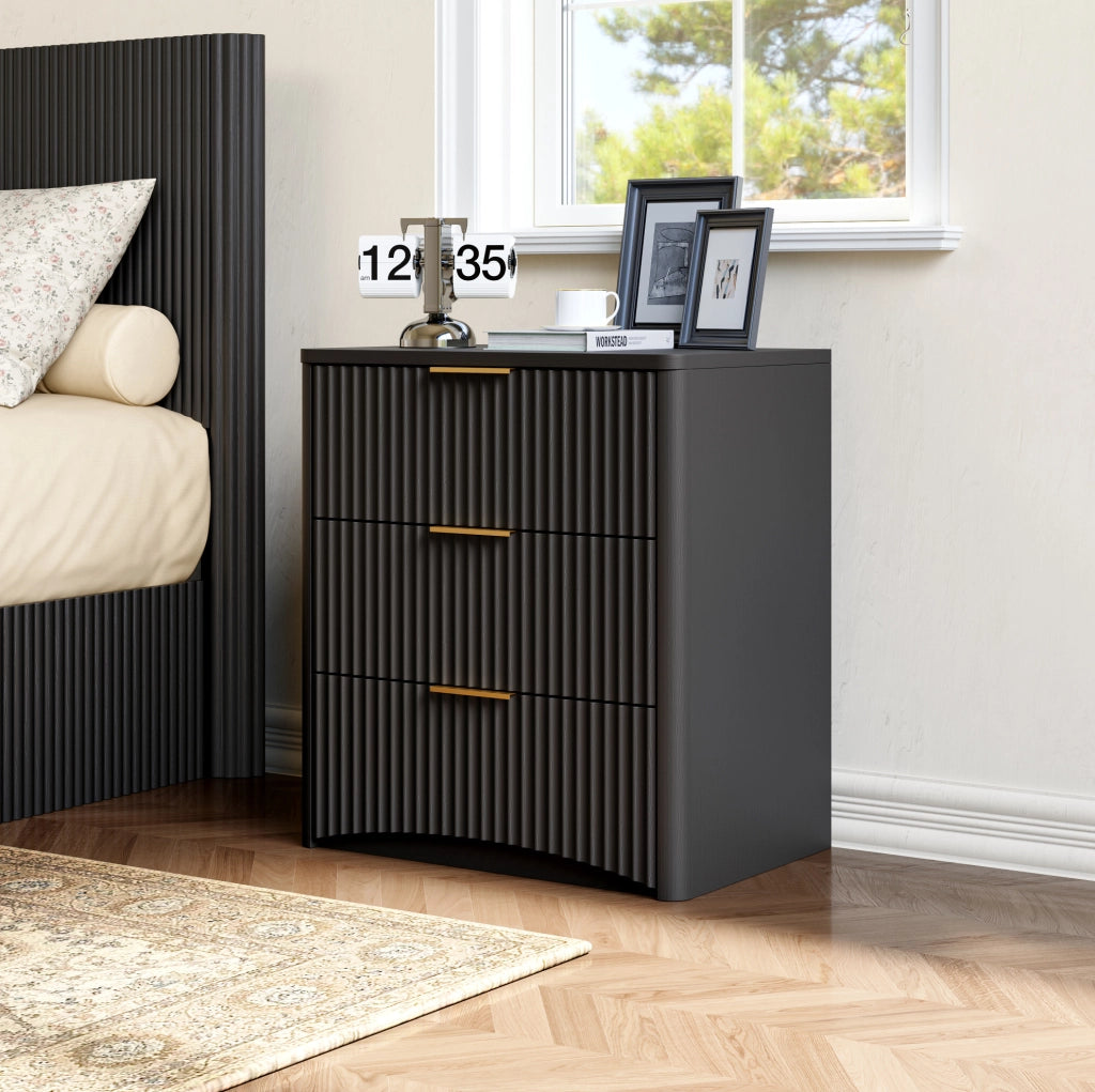 Comodino IVMEU 58x38x64 cm con 3 cassetti e guide ammortizzate, MDF nero e maniglie color oro per camera da letto