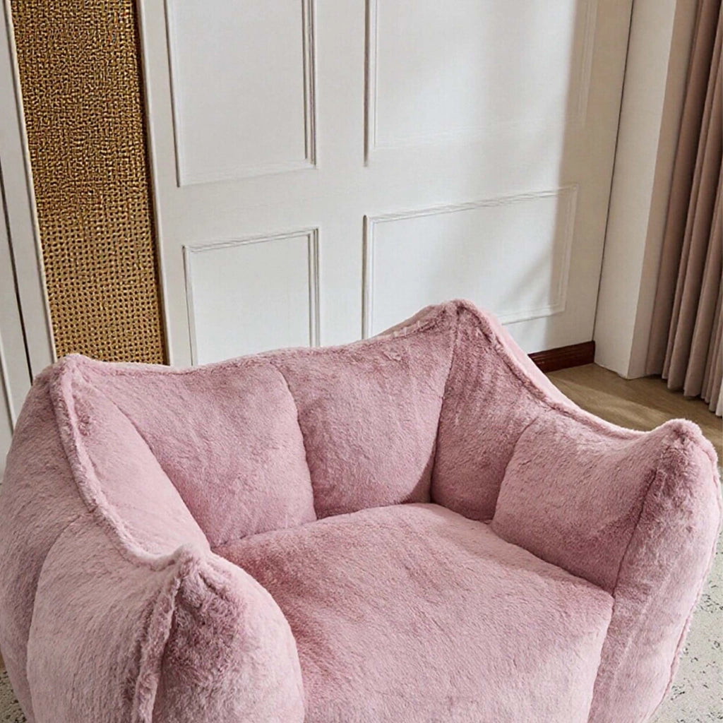 Poltrona con pouf; imbottitura in schiuma e rivestimento in pelliccia sintetica rosa