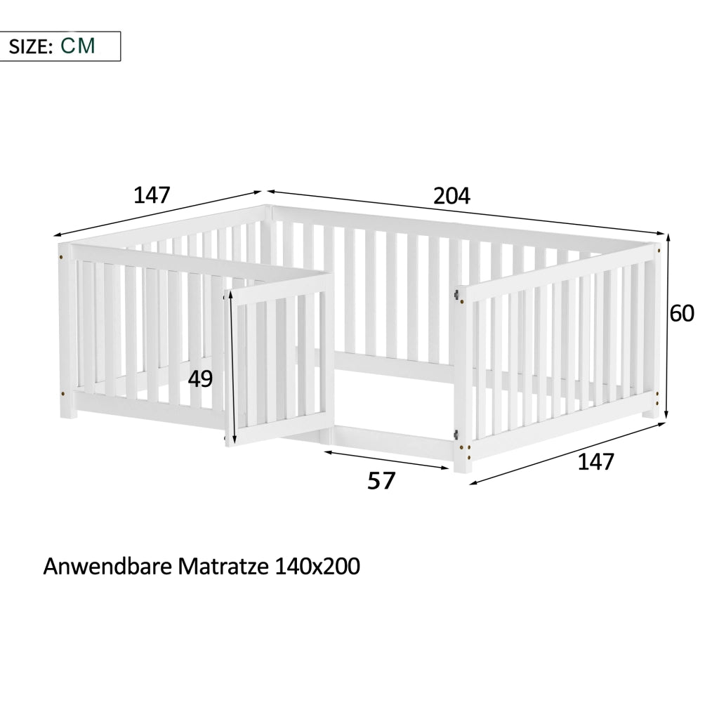 Letto per bambini a pavimento 140 × 200 cm con recinto e porta in legno bianco senza rete a doghe