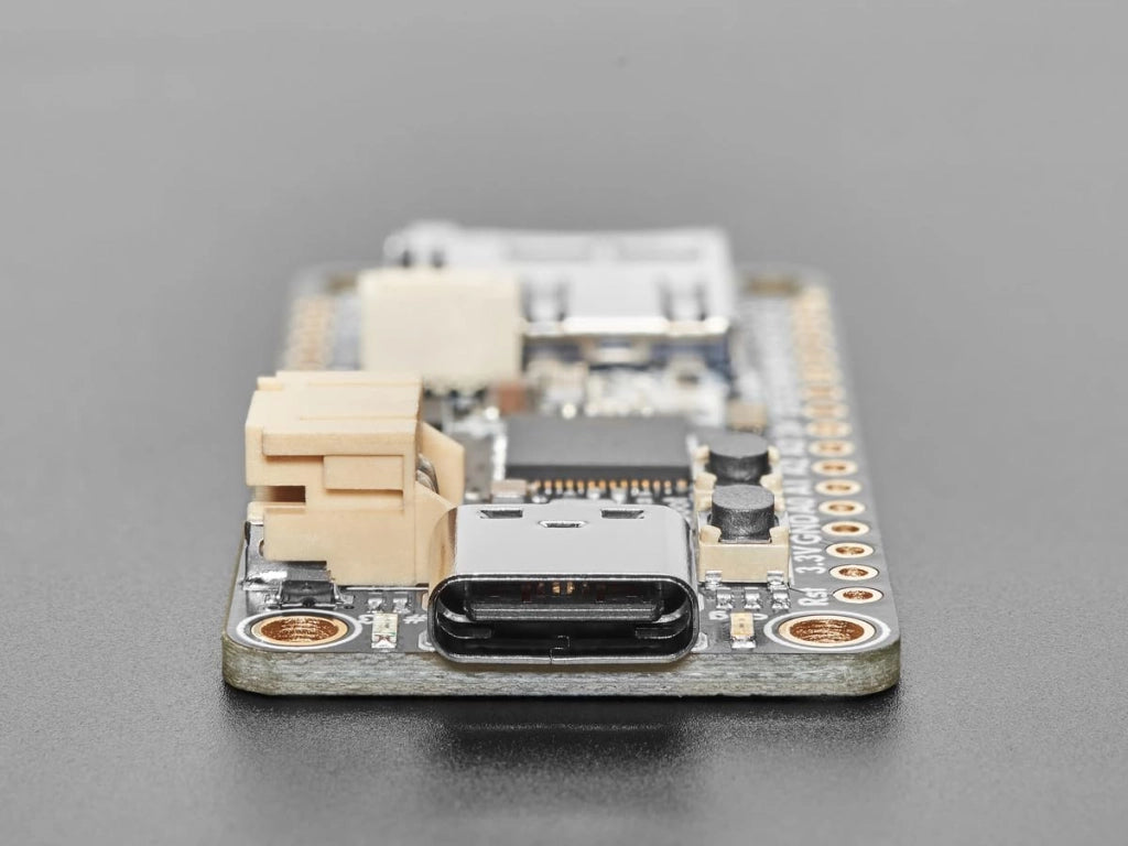 Feather RP2040 Adalogger, con 8 MB di memoria flash, slot per scheda microSD e connettore Stemma QT
