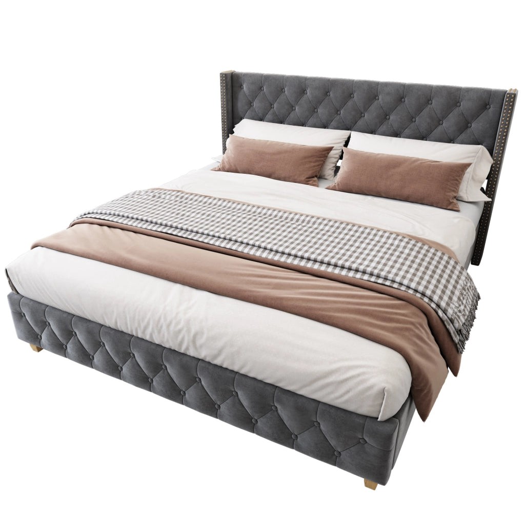 Letto imbottito 160x200 cm con rete a doghe, testiera con bottoni e borchie, gambe in legno, velluto grigio