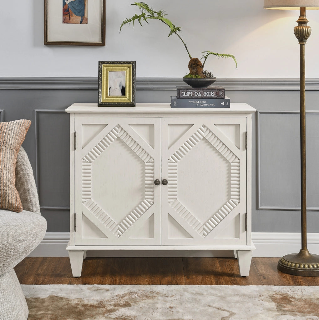 Credenza bianco antico con ripiano regolabile e dettagli geometrici