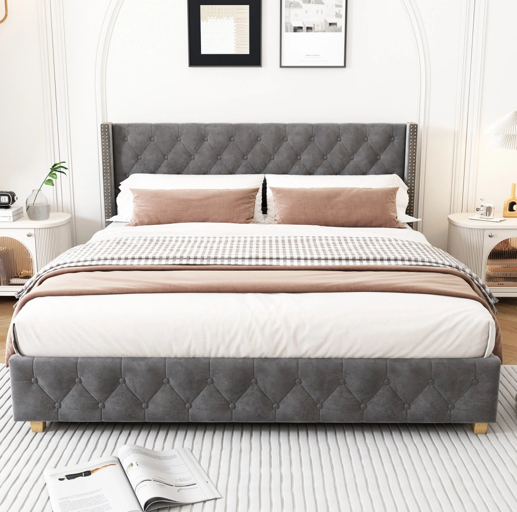 Letto imbottito 160x200 cm con rete a doghe, testiera con bottoni e borchie, gambe in legno, velluto grigio