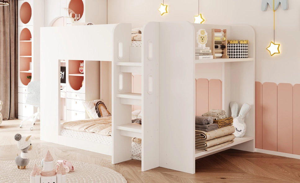 Letto a castello 90x200 cm in compensato e MDF bianco con ripiani laterali