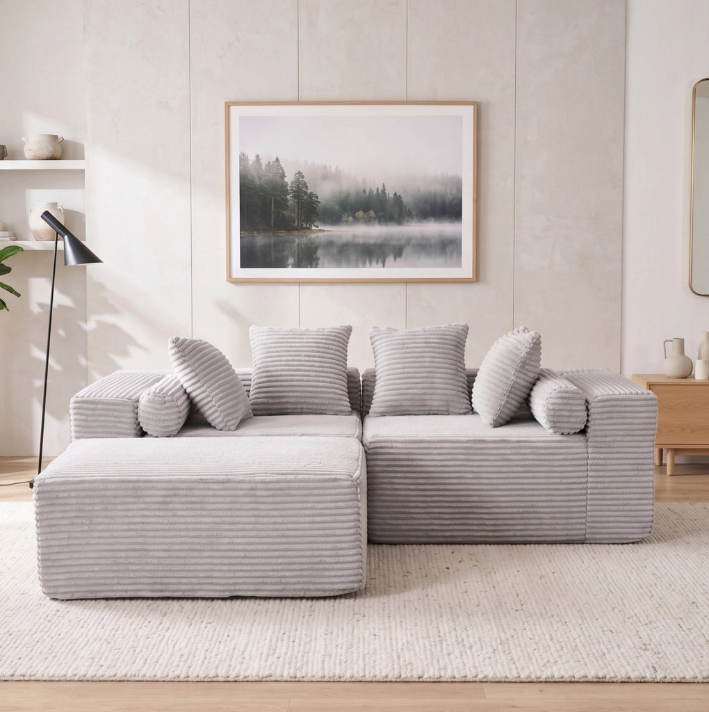 Divano modulare grigio a tre elementi con chaise longue