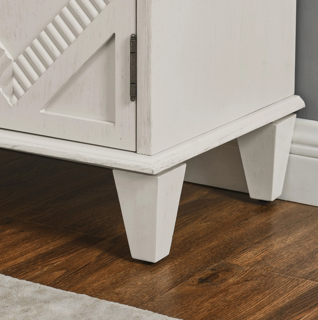 Credenza bianco antico con ripiano regolabile e dettagli geometrici