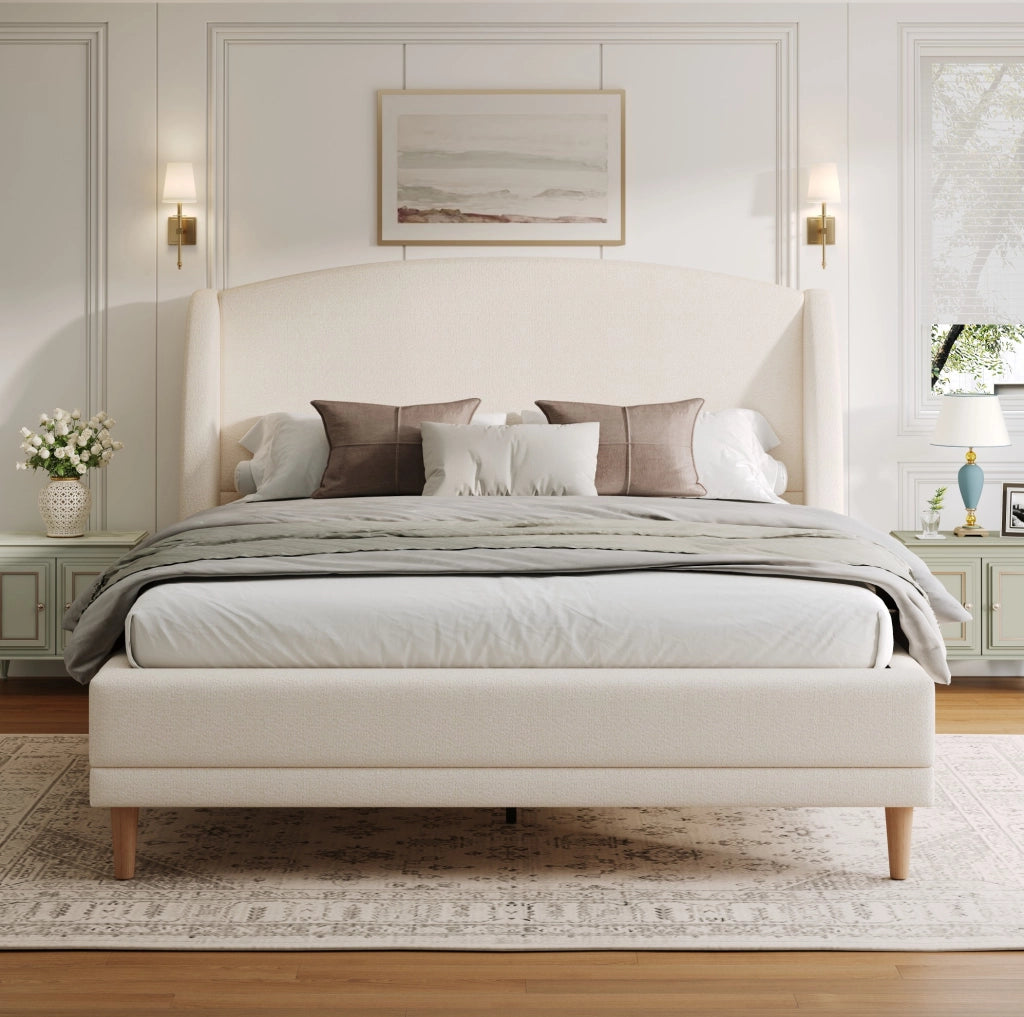 Letto matrimoniale 140×190 cm in tessuto bouclé con testiera a orecchie e sommier a doghe, piedi in legno di hevea, bianco avorio