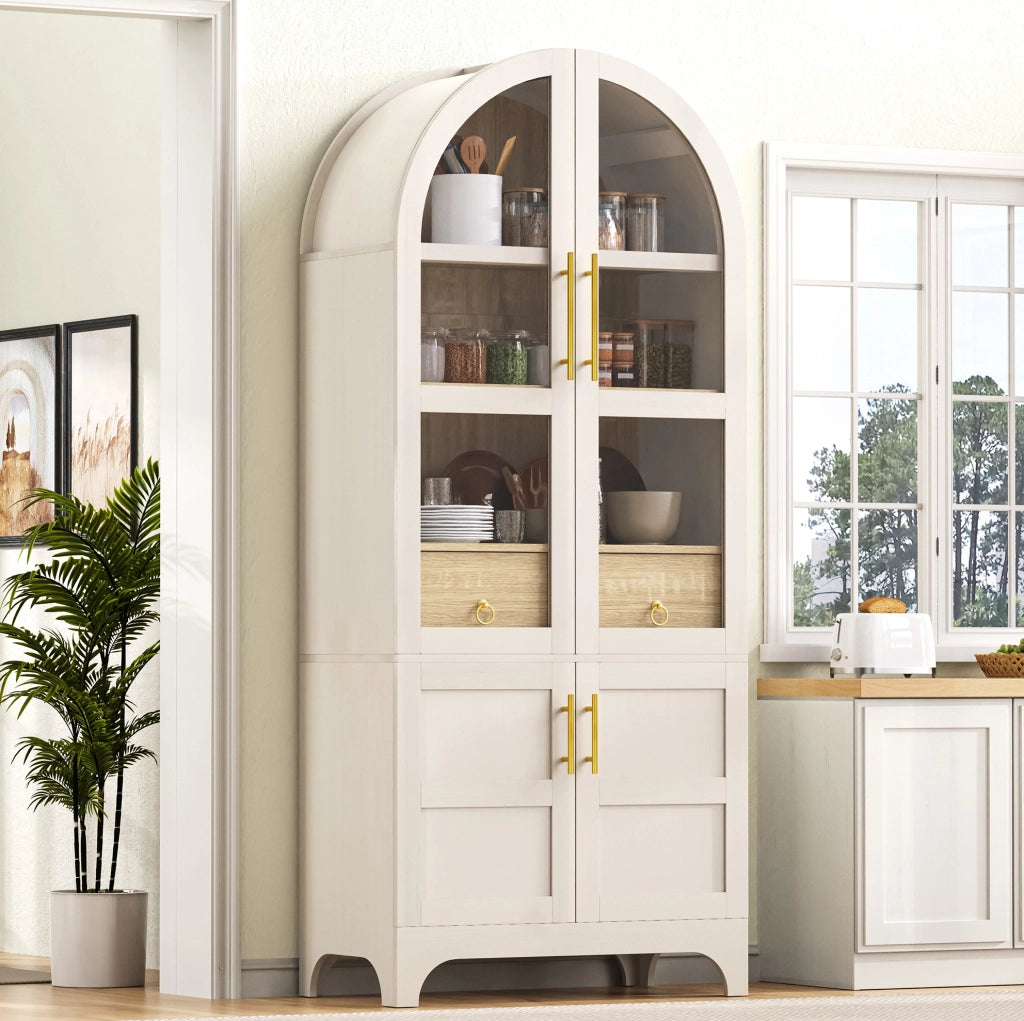 Credenza alta bianca con ante in vetro scanalato e ripiani regolabili
