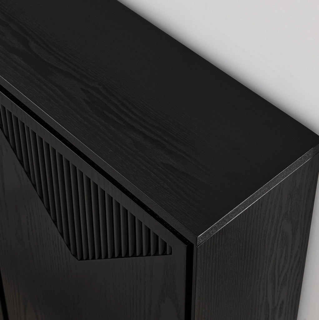 Credenza nera con ante scanalate a V e vano contenitore