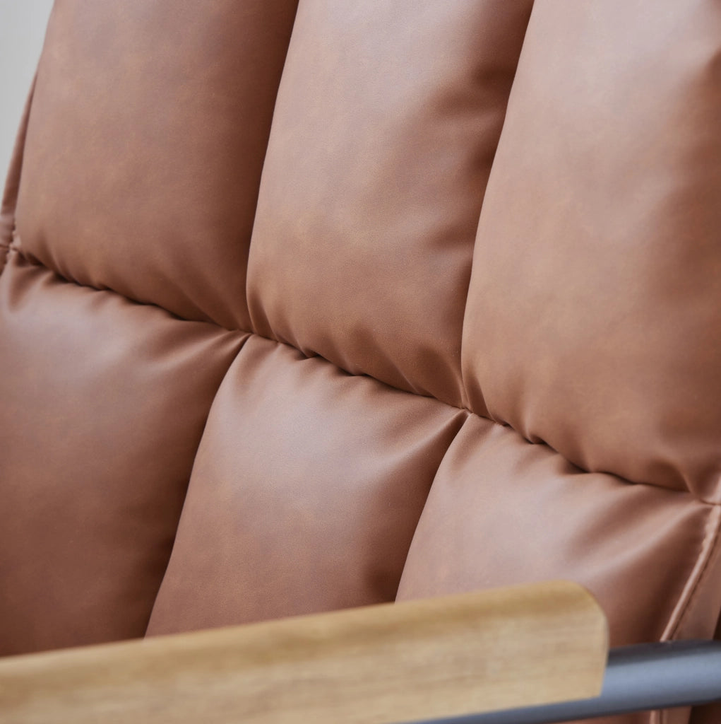 Sedia ufficio ergonomica in cuoio, girevole 360°, con altezza regolabile e braccioli in legno chiaro, per home office e studio