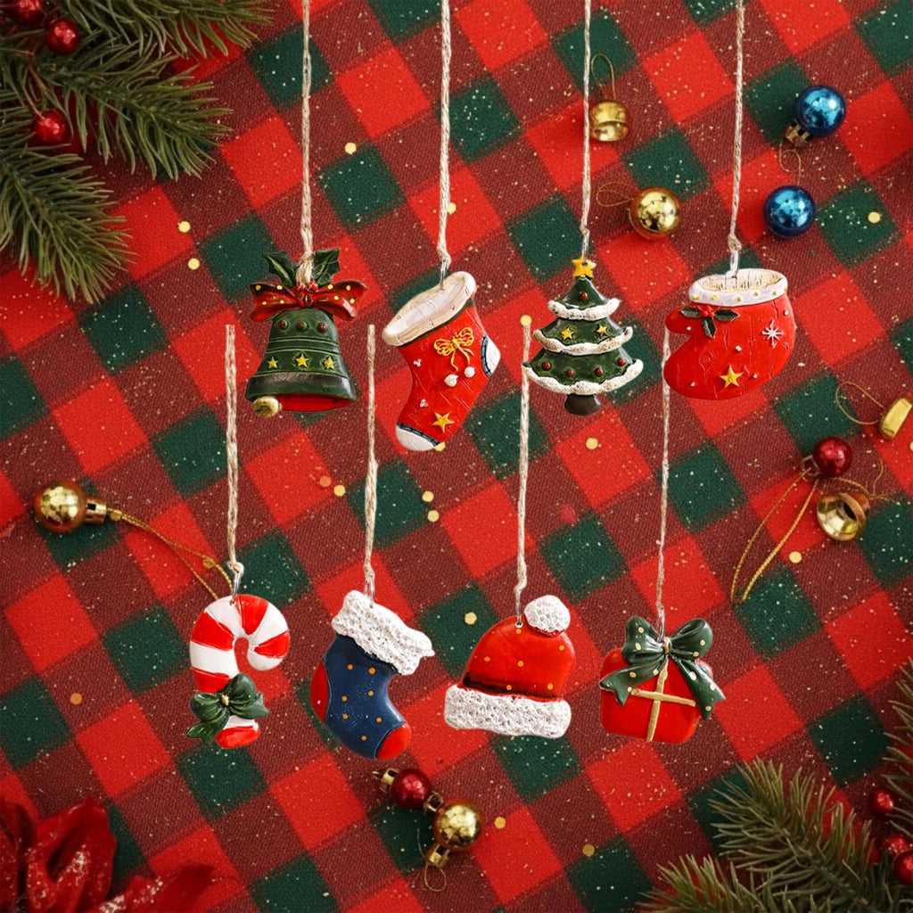 Set di 8 mini ornamenti natalizi in resina, ideali per decorare l'albero