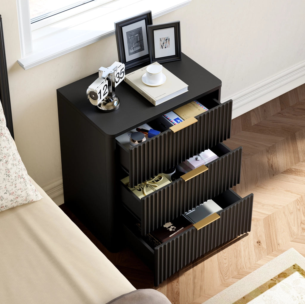 Comodino IVMEU 58x38x64 cm con 3 cassetti e guide ammortizzate, MDF nero e maniglie color oro per camera da letto