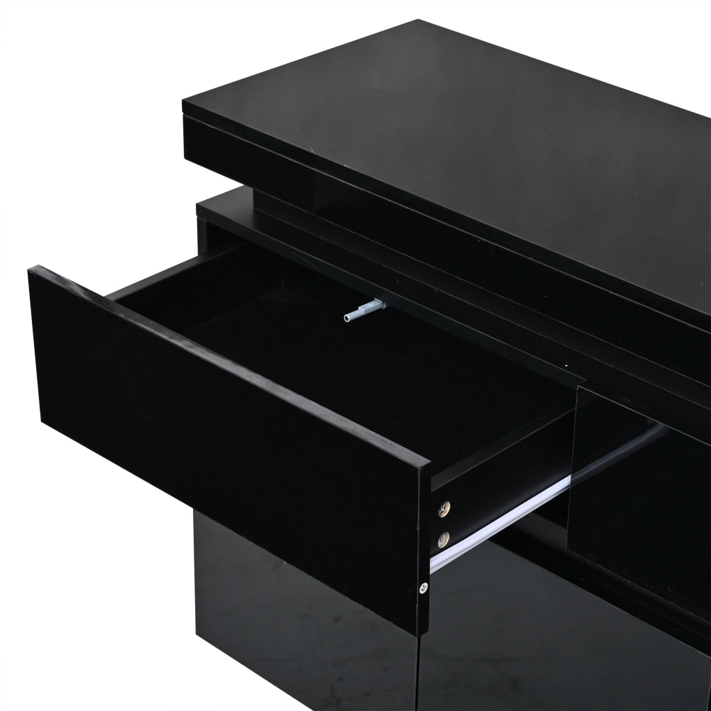 Credenza 140 × 35 × 72,5 cm con 4 ante 2 cassetti ripiani regolabili LED USB in truciolare nero lucido