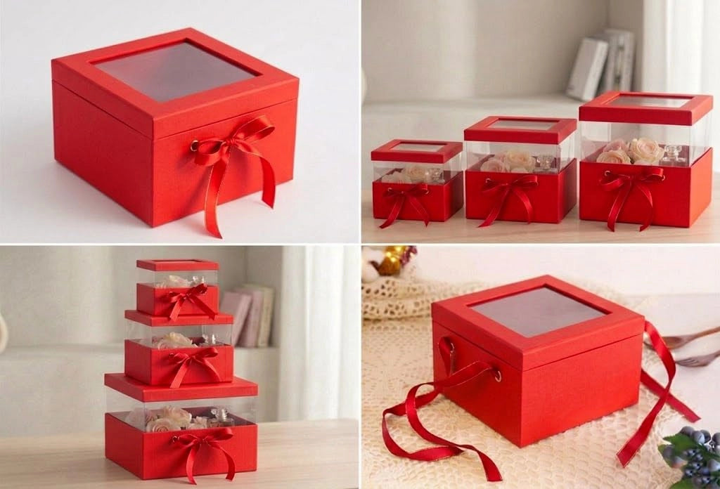 Set di tre scatole regalo quadrate, rosse, con parte superiore trasparente e nastri di raso