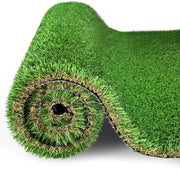 Tappeto in erba sintetica verde con fori di drenaggio