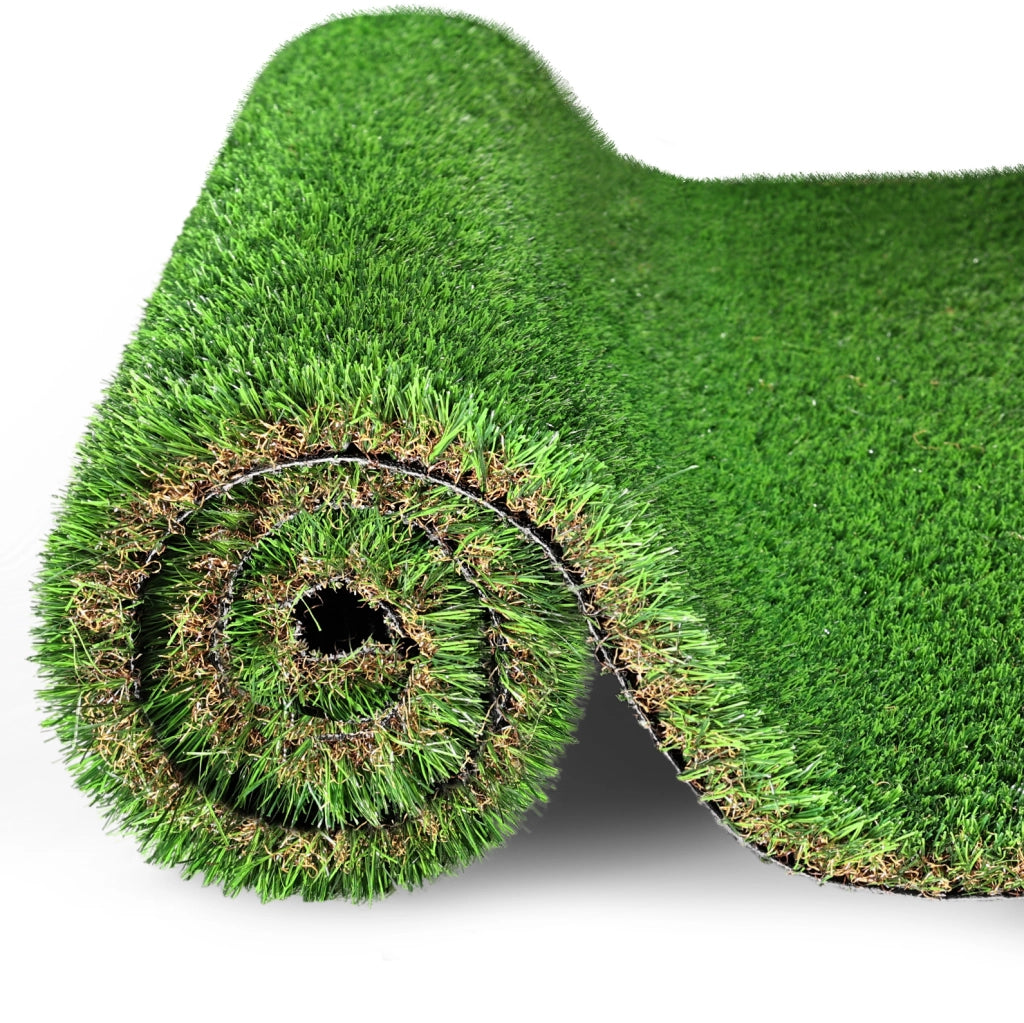 Tappeto in erba sintetica verde con fori di drenaggio