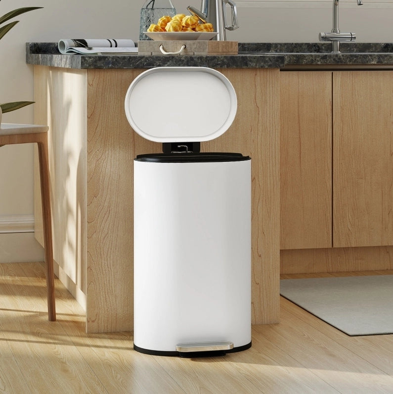 Pattumiera a pedale da 30 l in metallo bianco crema con chiusura ammortizzata