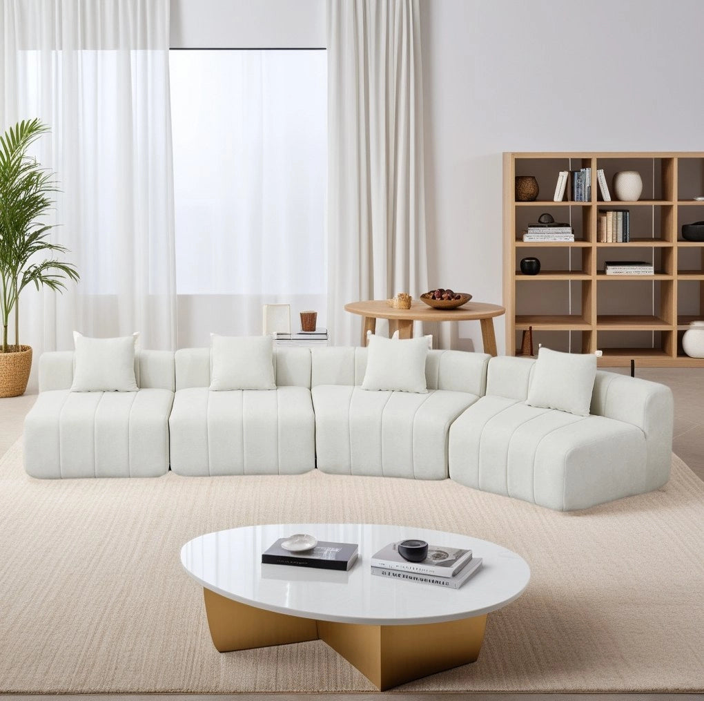 Divano modulare curvo in ciniglia beige con due cuscini