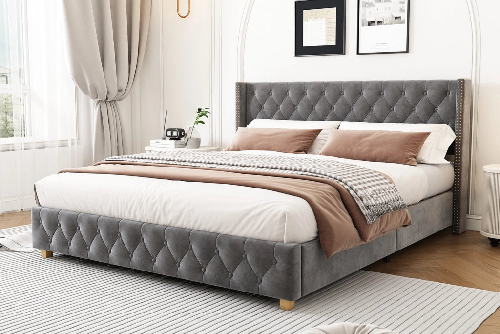 Letto imbottito 160x200 cm con rete a doghe, testiera con bottoni e borchie, gambe in legno, velluto grigio