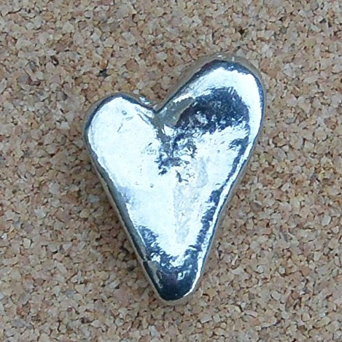 Cuore in stagno, fuso a mano, diametro 2,5 cm, su supporto