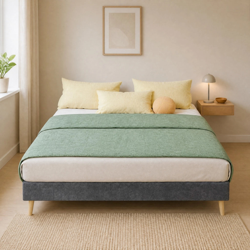 Letto matrimoniale 140x200 cm con testiera geometrica in tessuto e metallo; grigio