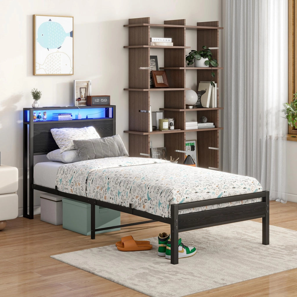 Letto per bambini 90x200 cm con presa e USB; testiera con 2 ripiani; struttura in metallo nero e MDF