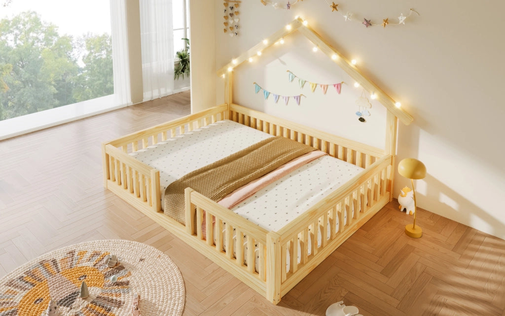 Letto per bambini a forma di casetta 140x200 cm in legno naturale con protezione anti-caduta e illuminazione LED