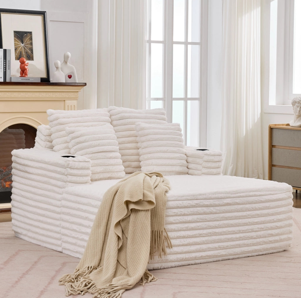 Poltrona chaise longue ampia in similpelliccia bianca con portabicchieri