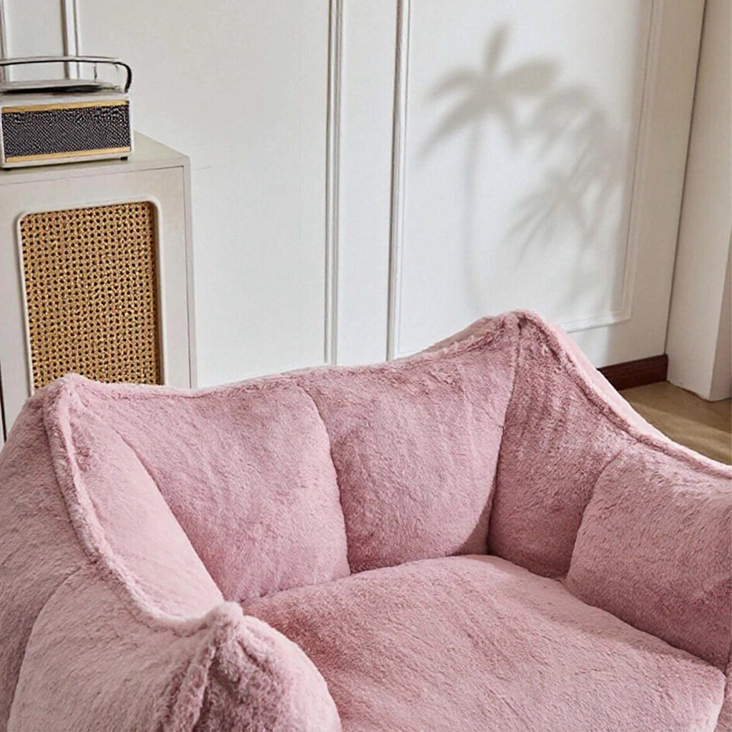 Poltrona con pouf; imbottitura in schiuma e rivestimento in pelliccia sintetica rosa