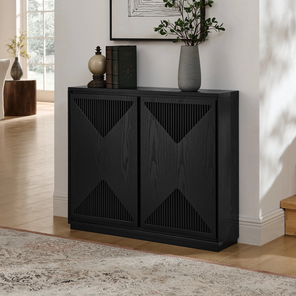 Credenza nera con ante scanalate a V e vano contenitore