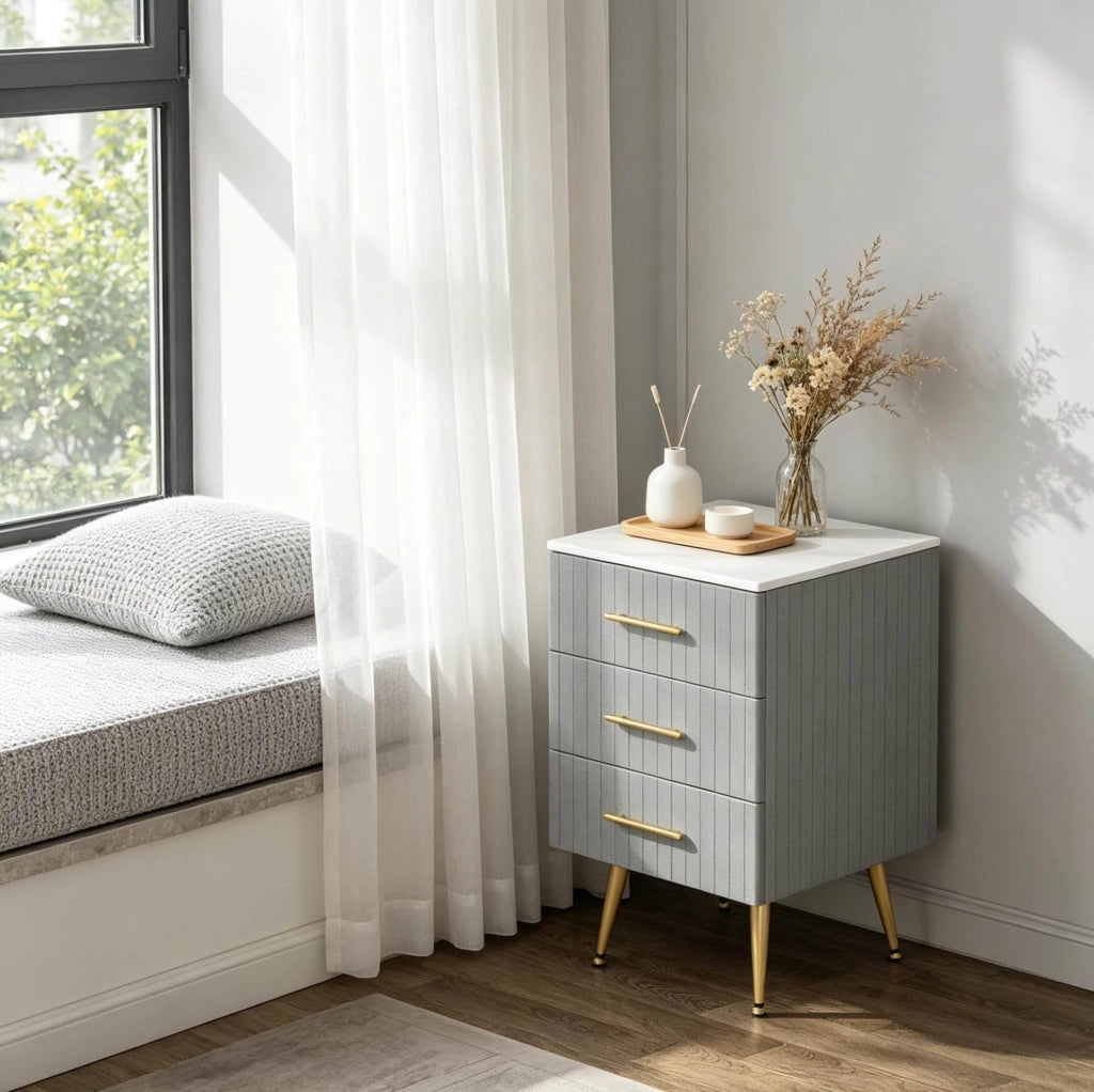 Comodino grigio con 3 cassetti in MDF, velluto e metallo, tavolino laterale 40,5x62x41 cm