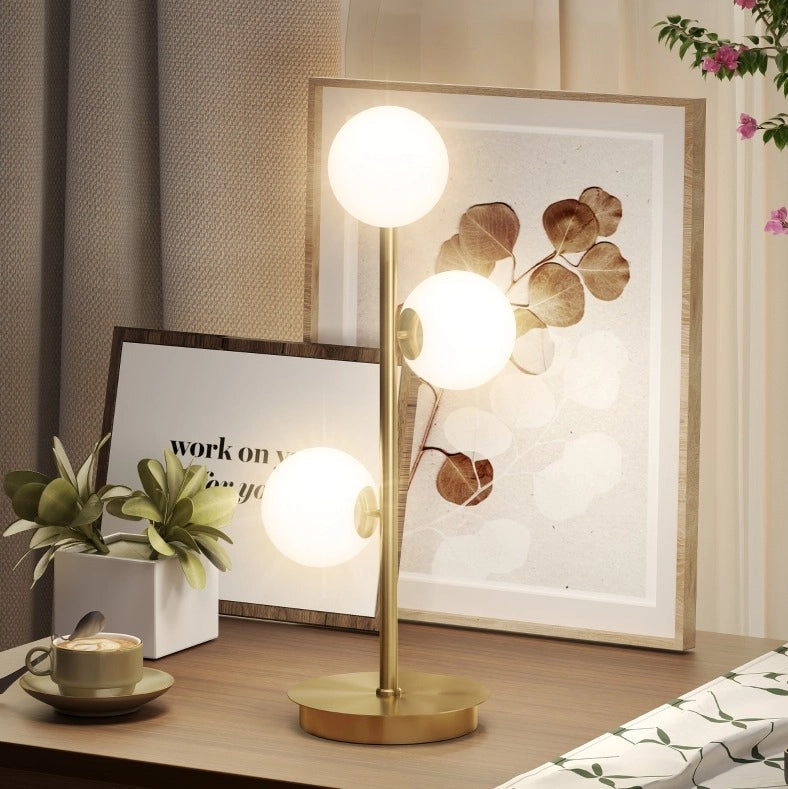 Lampada da tavolo a 3 sfere color ottone antico, H 53 cm