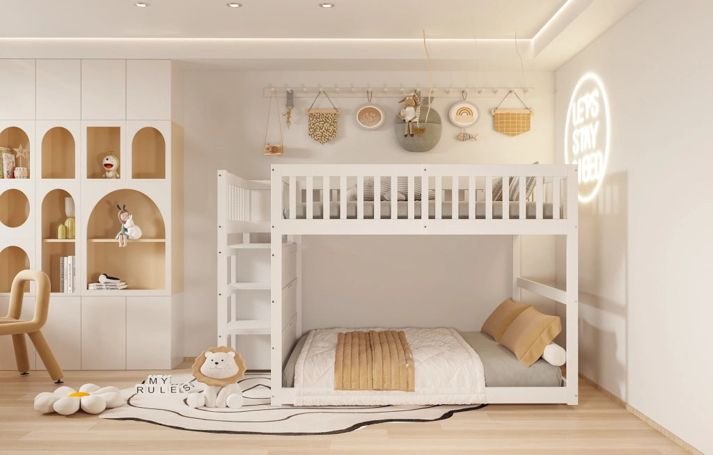 Letto a castello basso 140x200 cm in legno bianco con scaletta sicura e spazio contenitore