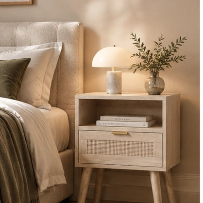 Comodino in MDF con struttura in legno massello e cassetto in rattan naturale, 45x40x55 cm, stile bohémien con maniglia dorata
