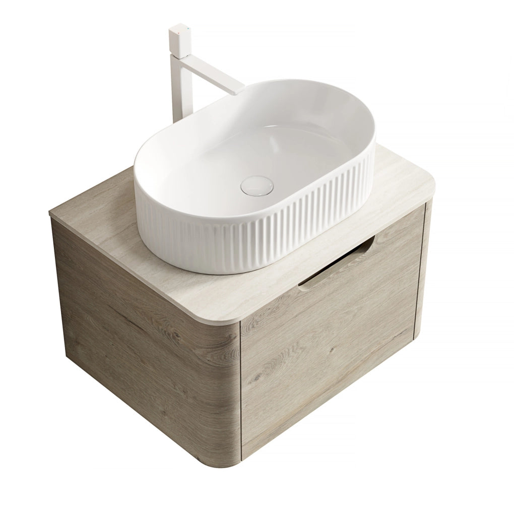 Mobile bagno sospeso 60 cm con lavabo ovale bianco in ceramica, piano in travertino sinterizzato e armadietto in compensato con cassetto, finitura rovere crema, preassemblato