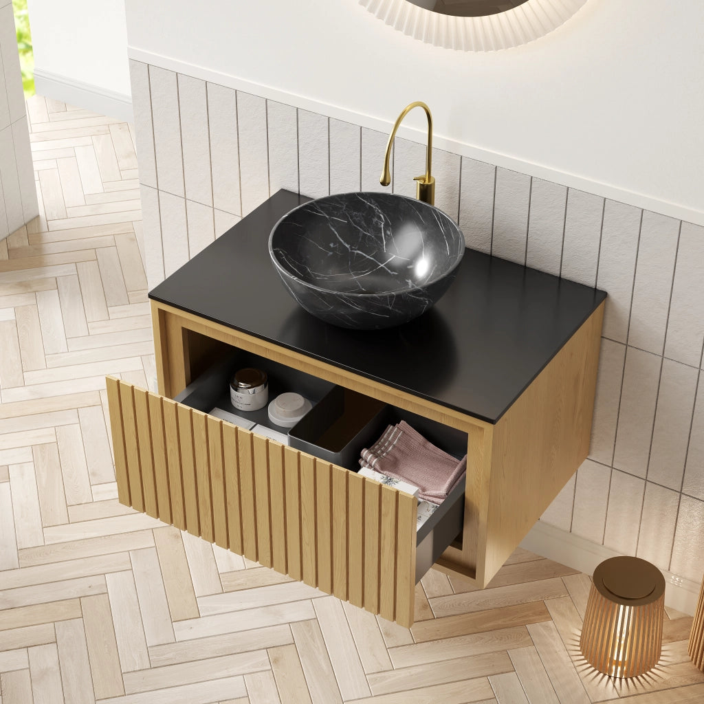 Mobiletto con lavabo sospeso in ceramica effetto pietra con piano in pietra sinterizzata nero e cassetto rovere dorato