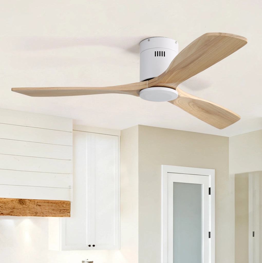 Ventilatore da soffitto bianco con 3 pale in legno, motore DC reversibile e telecomando